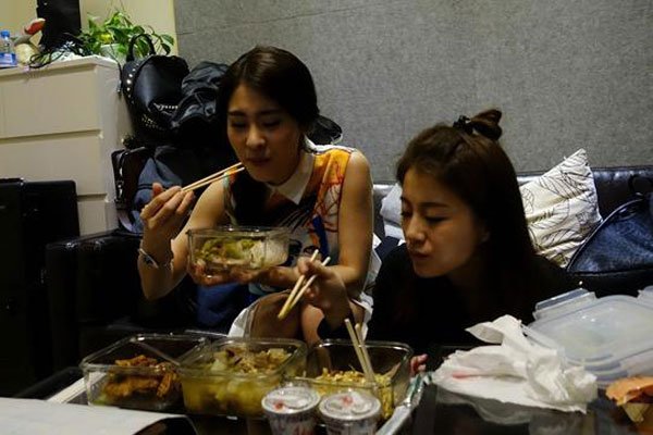 李嘉格和张碧晨取关怎么了 一个歌手一个演员没有利益冲突