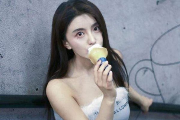 �����Ű���31����Ƶ �ز���������һ����Ů����