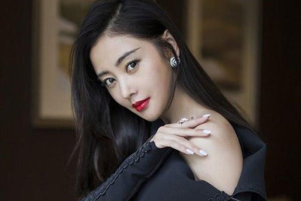 张天爱个人资料 蕾丝上衣忍不住“哇塞”出声