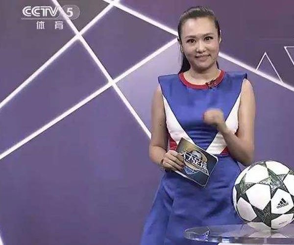 天下足球女主持人王曦梁身材 重点是不是放错位置了