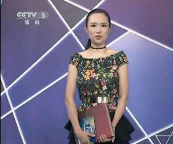 天下足球女主持人王曦梁身材 重点是不是放错位置了