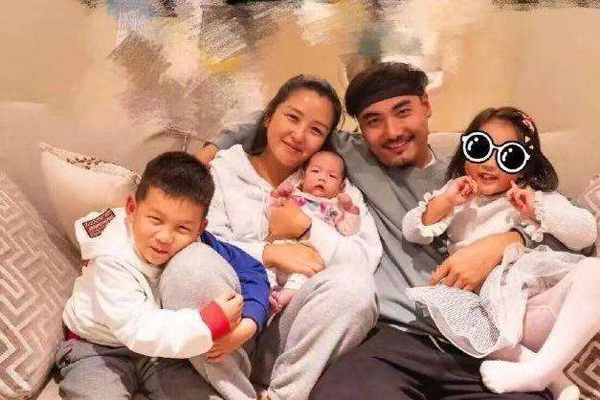 何洁生了几个娃和刁磊婚姻危机 再离婚何洁就是三个孩子的单亲妈妈了