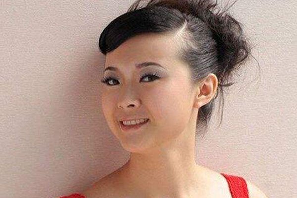 模特冰漪个人简介资料 冰漪傲人身材室内沙发照