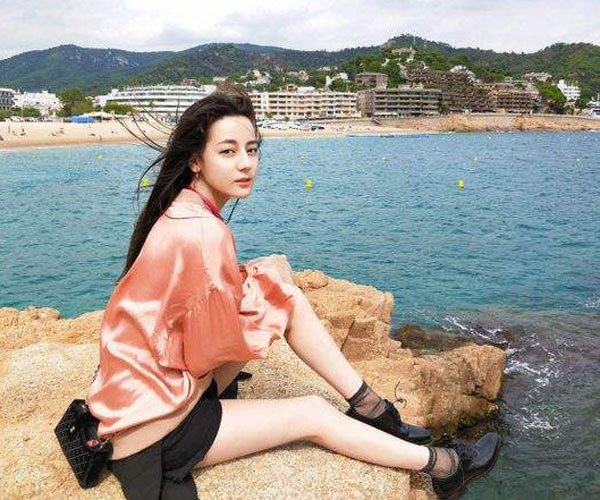 迪丽热巴是维族的败类? 片场耍大牌人设崩塌成黑料女王