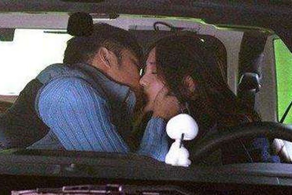 陈赫baby车内拥吻是真的吗 头顶青青草原的黄教主脸都气绿了