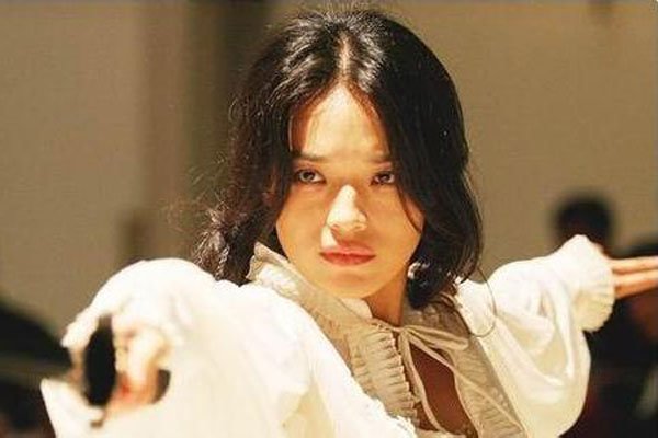 舒淇开车遇到阶梯下坡是哪个电影 后座的男人表情好亮