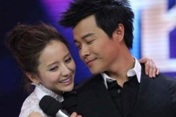 陈思成用烟头烫老婆佟丽娅 为什么不离婚是有什么利益存在
