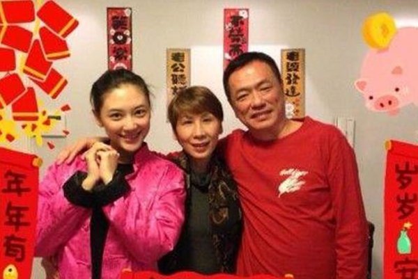 应采儿父母背景强大 怪不得采儿爱笑,原来应爸就是爱笑