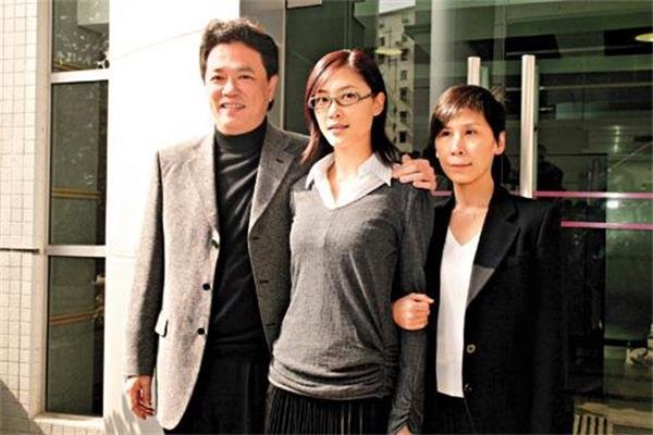 应采儿父母背景强大 怪不得采儿爱笑,原来应爸就是爱笑