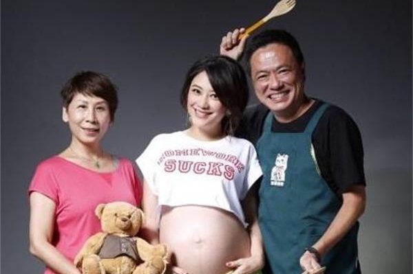 应采儿父母背景强大 怪不得采儿爱笑,原来应爸就是爱笑