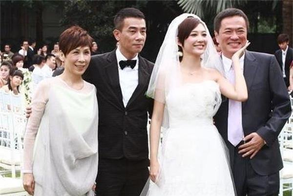 应采儿父母背景强大 怪不得采儿爱笑,原来应爸就是爱笑