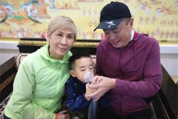 应采儿父母背景强大 怪不得采儿爱笑,原来应爸就是爱笑