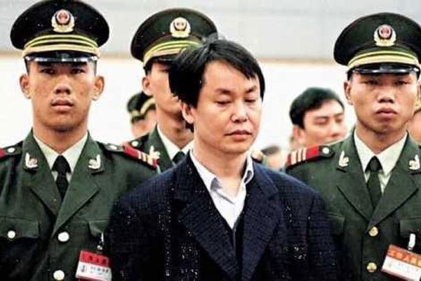 张子强为什么下跪给向华强 看他们的经历不该这么问的