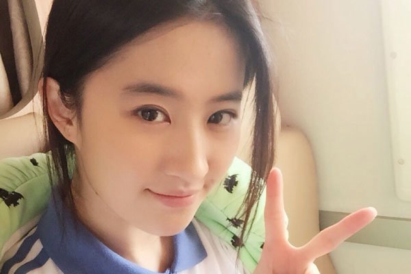 刘亦菲吃男人图片 清纯人设的女明星原来也有这一面