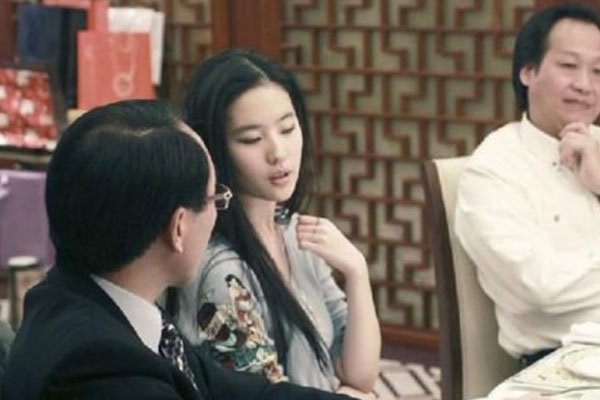 刘亦菲吃男人图片 清纯人设的女明星原来也有这一面