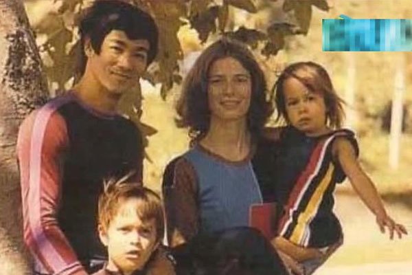 李小龙老婆琳达改嫁谁 死在女人的床上老婆怎么看