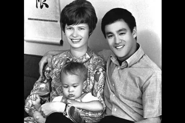 李小龙老婆琳达改嫁谁 死在女人的床上老婆怎么看