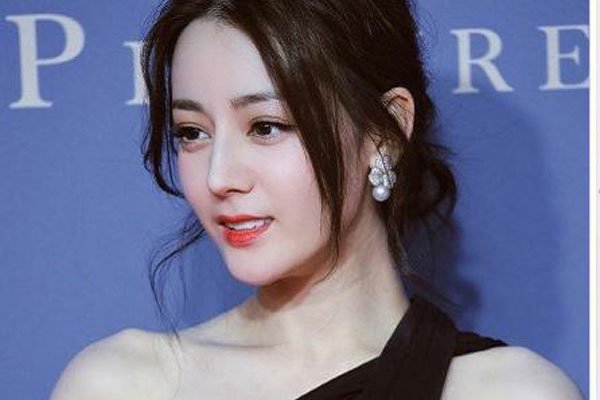 迪丽热巴三部曲是什么 这样的动图看着都假你信