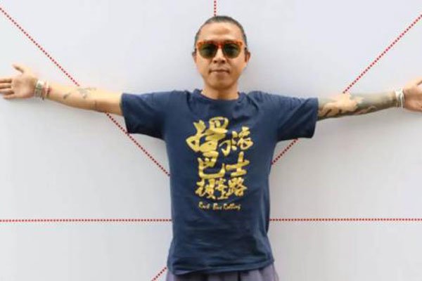 痛仰高虎手里甩的是什么球 拿的是什么东西