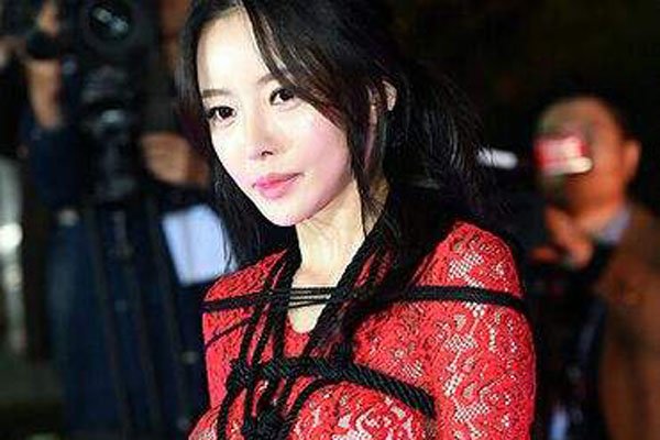 韩世雅演过的电影 颁奖典礼竟然现场SM捆乳装