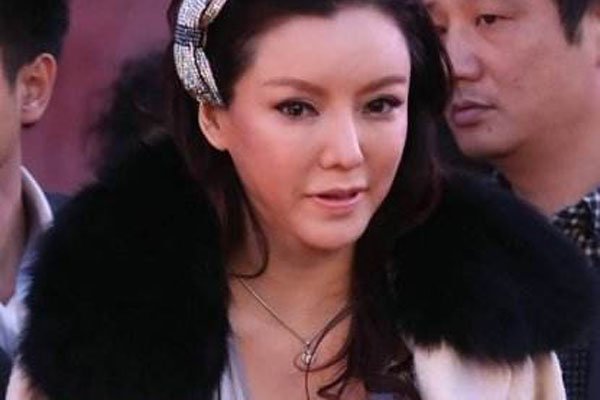 彭丹喂奶门图片 否认自己拍过露三点的写真谁信