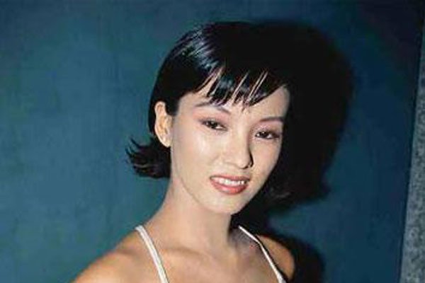 彭丹喂奶门图片 否认自己拍过露三点的写真谁信