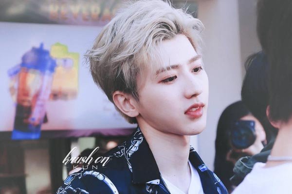 蔡徐坤掏裆动图gif 差一点成为易烊千玺如今也不差