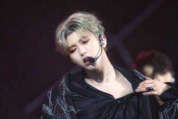 蔡徐坤掏裆动图gif 差一点成为易烊千玺如今也不差