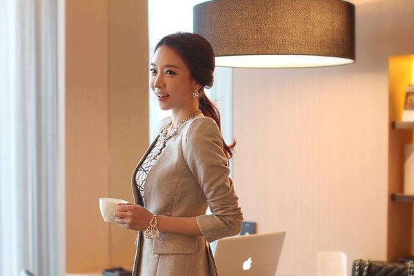 王维维我的体育老师黑色吊带哪几 怎么一直关注人家身材