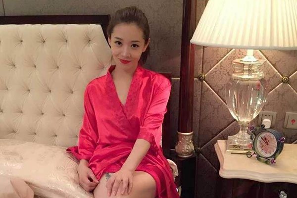 王维维我的体育老师黑色吊带哪几 怎么一直关注人家身材