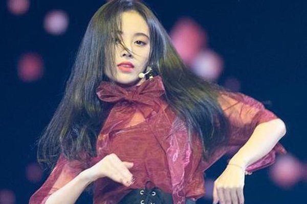 鞠婧祎被扒胸罩的视频 电影中的剧情自己愿意脱
