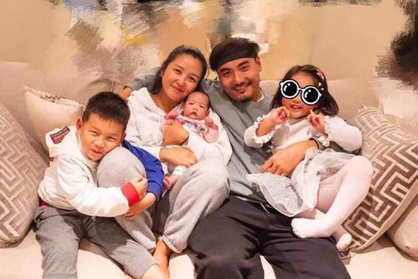 何洁三胎是谁的 曾经一个绝对的受害者形象竟然快速未婚生子