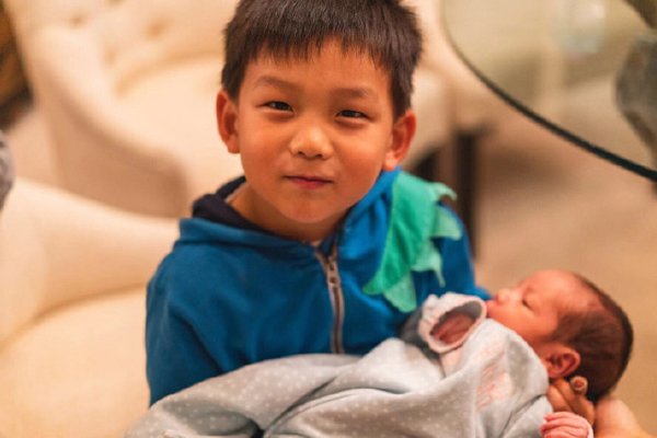 何洁三胎是谁的 曾经一个绝对的受害者形象竟然快速未婚生子