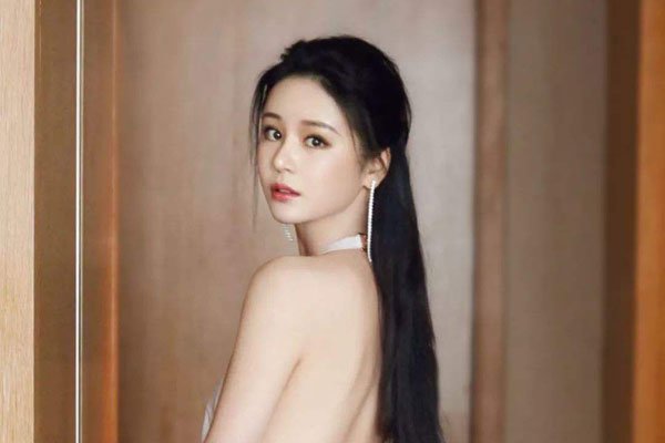 邱意浓的真空照片 三级艳星没穿衣服裸背