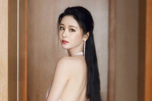 邱意浓的真空照片 三级艳星没穿衣服裸背