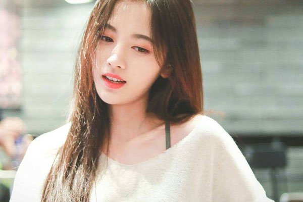 鞠婧祎整容网红前照片 四千年美女素颜丑照对比图片