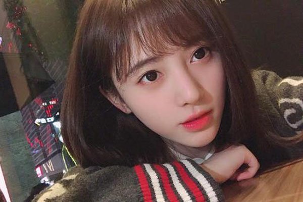 鞠婧祎整容网红前照片 四千年美女素颜丑照对比图片