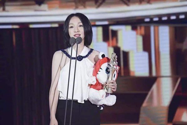 窦靖童周迅公布恋情 同框亲密互动感情好