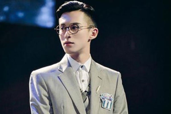 王鹤棣和他女朋友的合照 长得像一颗有机蔬菜又营养又美味