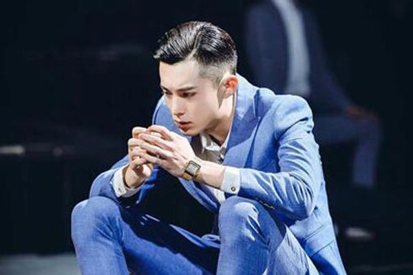 王鹤棣和他女朋友的合照 长得像一颗有机蔬菜又营养又美味
