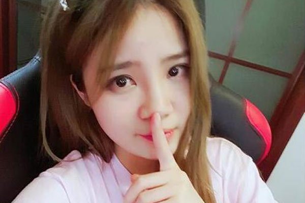 斗鱼妃凌雪的小儿子 给妃凌雪实锤的对她为所欲为了吗