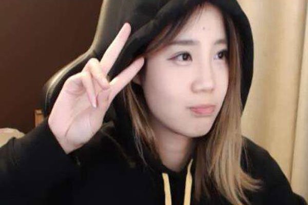 斗鱼妃凌雪的小儿子 给妃凌雪实锤的对她为所欲为了吗