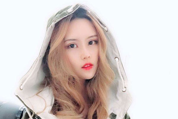 麦小兜和本兮是一个人吗 她的左耳怎么了为何不露出来