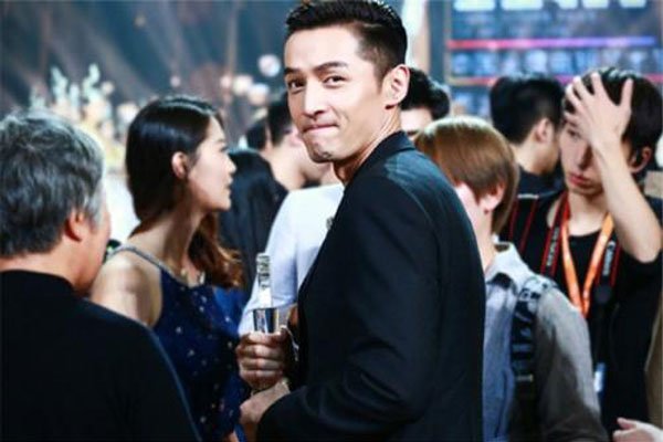 林允儿一直盯着胡歌 看众都为他揪心快行动吧