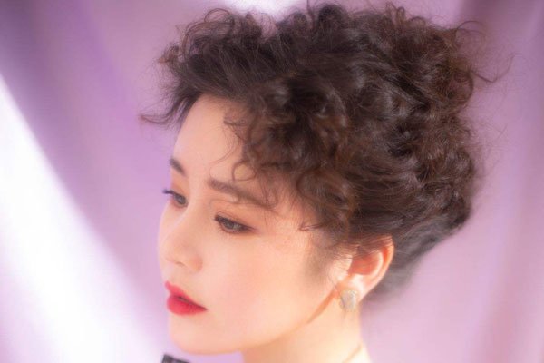 邱意浓兔兔奶趴在桌子上照片 追龙2身材真棒是谁的情妇