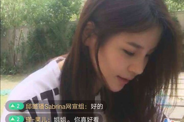 邱意浓兔兔奶趴在桌子上照片 追龙2身材真棒是谁的情妇