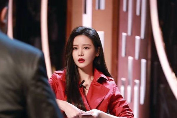 邱意浓兔兔奶趴在桌子上照片 追龙2身材真棒是谁的情妇