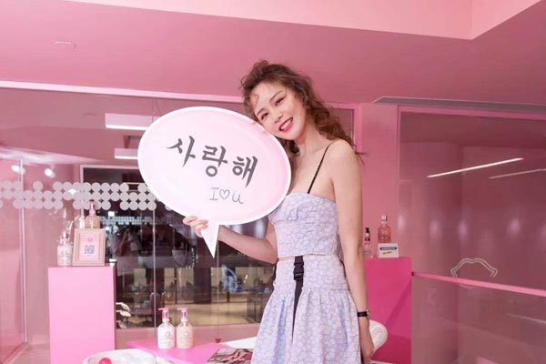 邱意浓兔兔奶趴在桌子上照片 追龙2身材真棒是谁的情妇