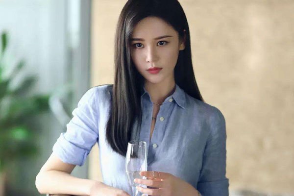 邱意浓兔兔奶趴在桌子上照片 追龙2身材真棒是谁的情妇