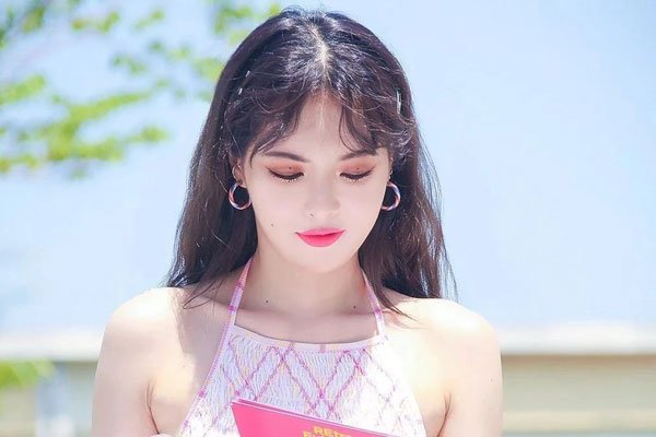 金泫雅怎么这么骚 摸胸扭屁股露腰太勾人了吧